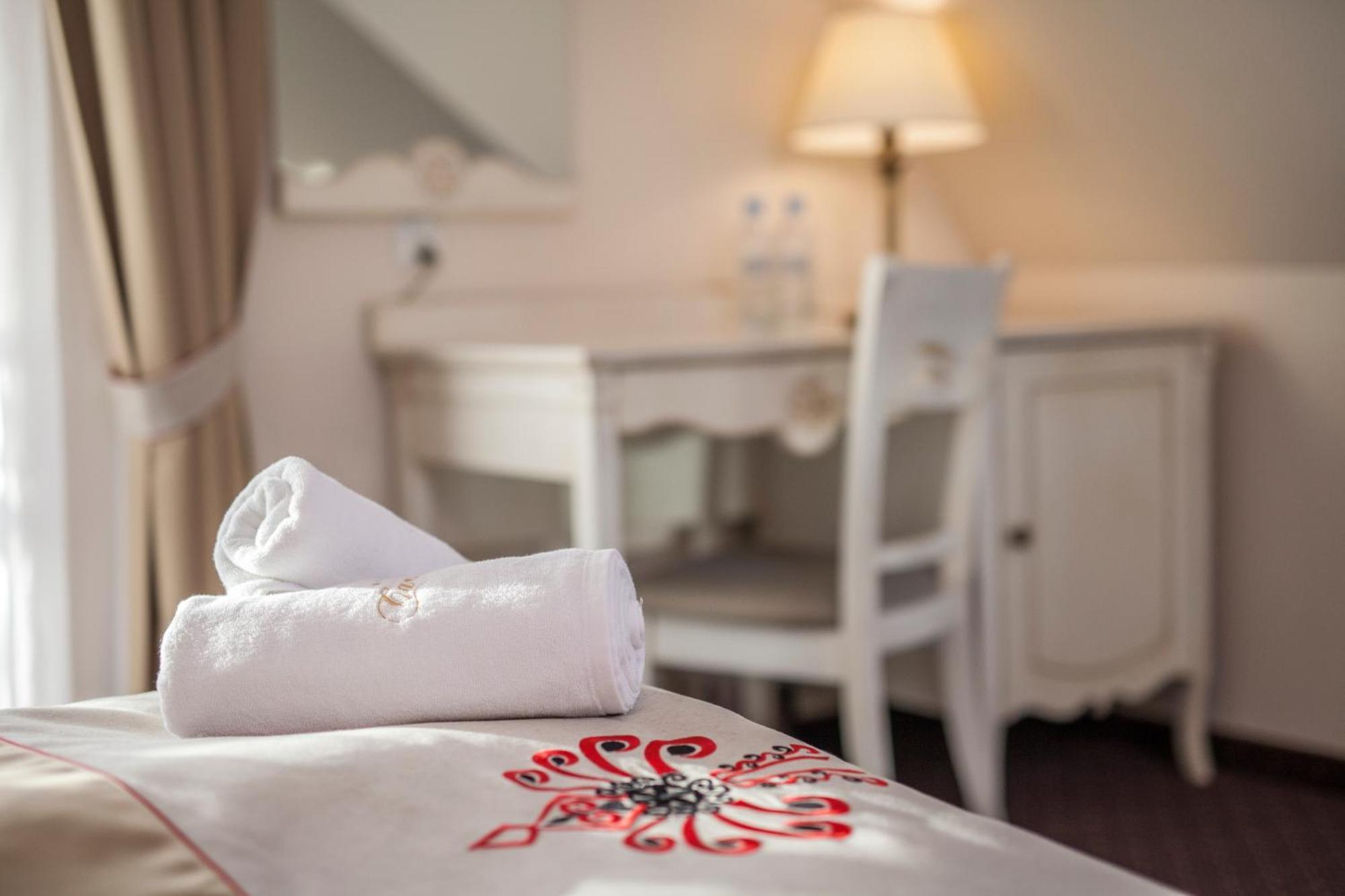 Carlina Hotel & Spa ビャウカ エクステリア 写真
